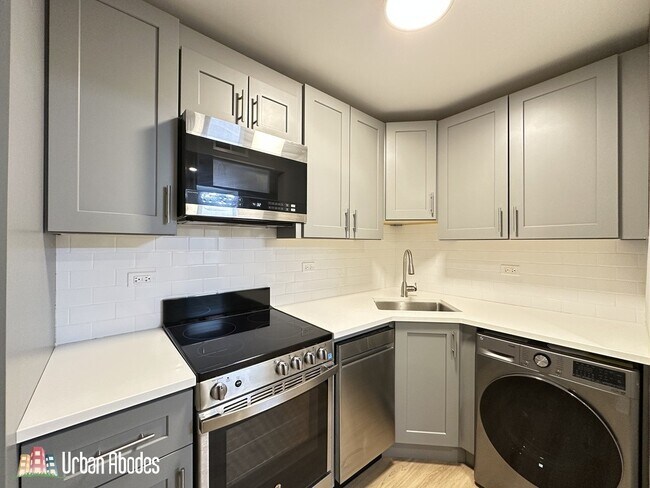 Building Photo - 1212 N La Salle Dr