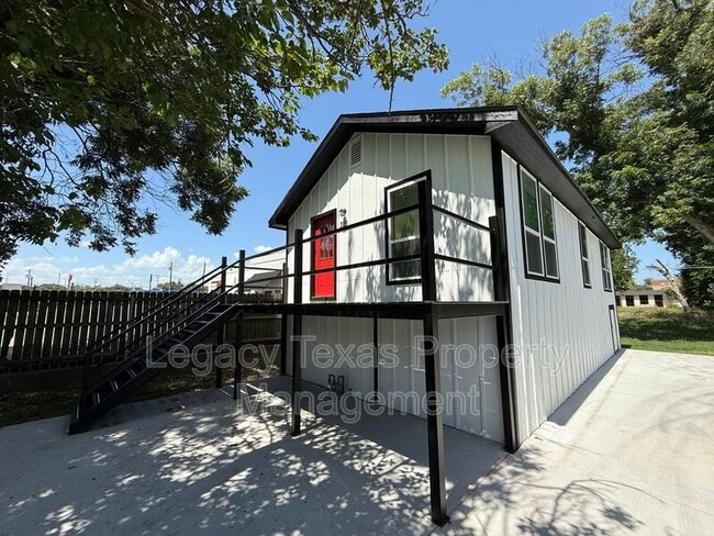 Building Photo - 318 College St