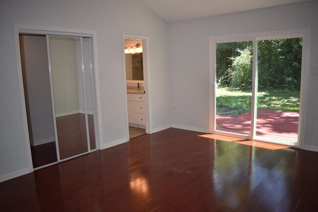 Foto del edificio - 15807 Mill Hollow Dr