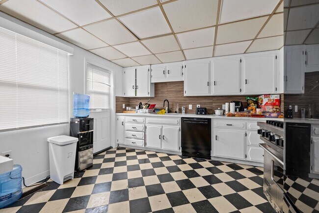 Foto del edificio - Attached garage + no back house!