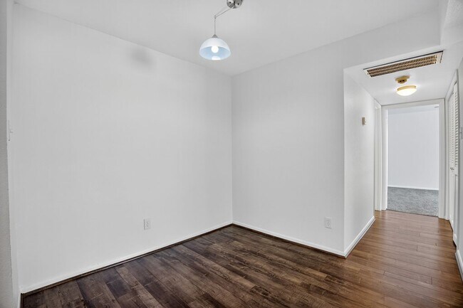 Foto del edificio - 8527 Hearth Dr