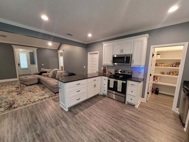 Foto del edificio - Elegant 4-Bedroom Home with Gourmet Kitchen, Luxurious Primary Suite & Fenced Yard in Hahira!