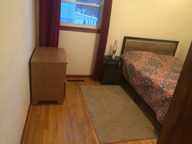 Foto del edificio - 12 Brookside Ave E