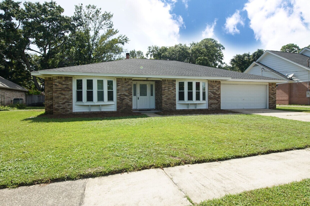 Primary Photo - Great Location in Mary Esther