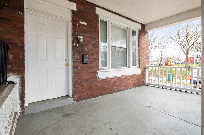 Building Photo - 851 S 57th St