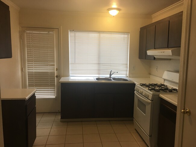 Building Photo - Single Level 3 bedroom 2 bath House ~