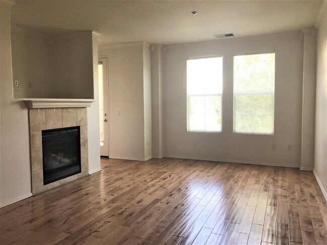 Building Photo - **$500 Off First Months rent ** Spacious E...