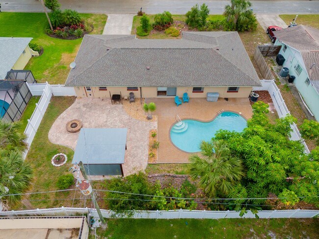 Building Photo - ?Large 3-Bedroom ?Pool Home with ?Stay-cat...