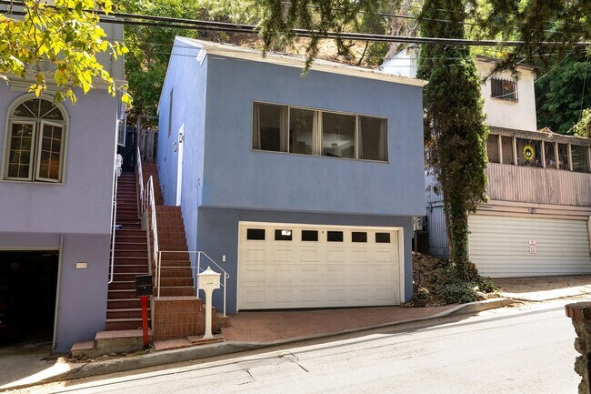 Foto del edificio - 8572 Wonderland Ave