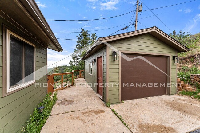 Building Photo - Spectacular House with Mountain Views and ...