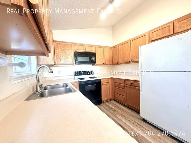 Building Photo - 123 Garden St