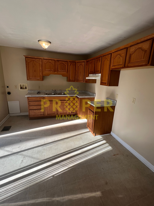 Building Photo - 3 bedrooms 1 bathrooms house for rent