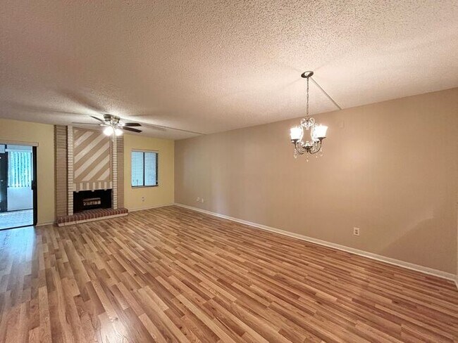 Foto del edificio - Gorgeous 2/2 Spacious Condo with a Bonus R...