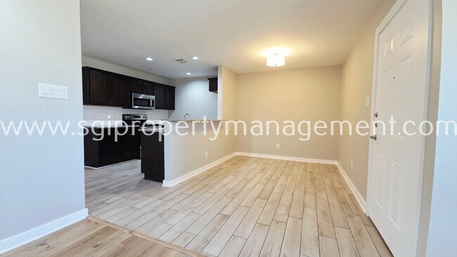 Foto del edificio - 523 Wood Dr