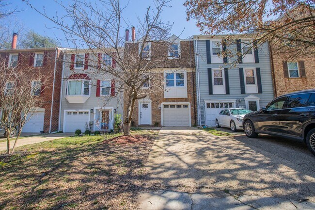 Building Photo - Newly Renovated 3 BR/2 Full BR & 2 Half BA...