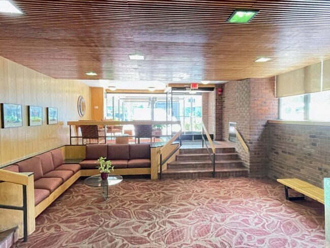 Foto del edificio - 2 bedroom 2 bath WITH PARKING