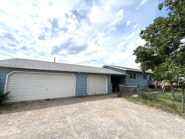 Building Photo - Pet Friendly 5 Bed 2 Bath Single Family Ho...