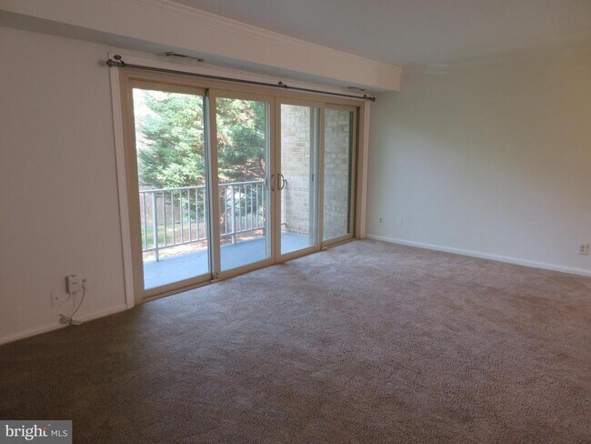Building Photo - 6038 Westchester Park Dr