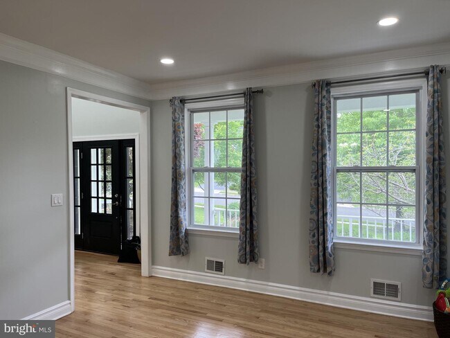 Foto del edificio - 14 Bard Dr