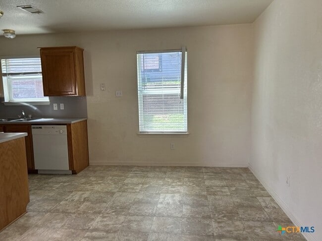 Foto del edificio - 105 W Truman Ave