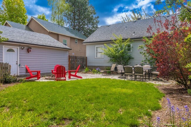 Building Photo - 1 Bedroom Basement Unit with Updates- Full...