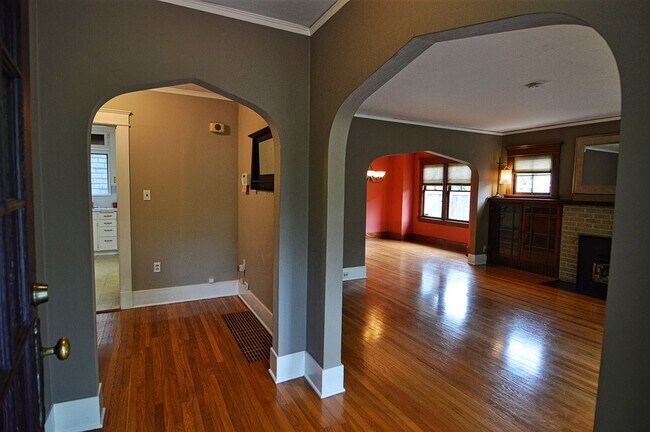 Building Photo - North End Craftsman in great Tacoma neighb...