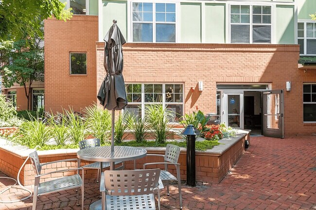 Foto del edificio - 909 Usher St