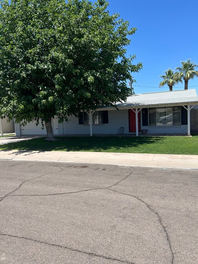 Primary Photo - 8226 E Mitchell Dr