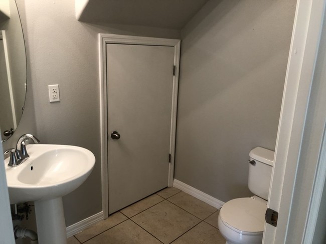Building Photo - Cobblestone Landing