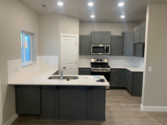 Foto del edificio - BeautifulTownhome!!