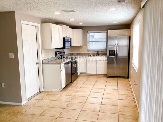 Building Photo - MOVE IN SPECIAL - $1000 off JUNE Rent - Mo...