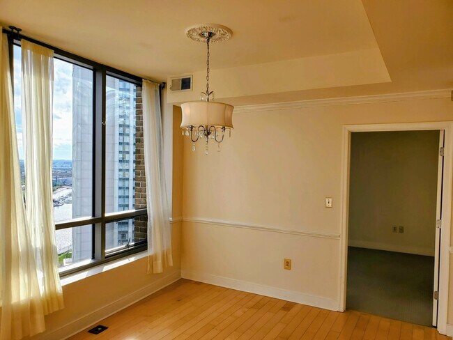Building Photo - 675 S President St