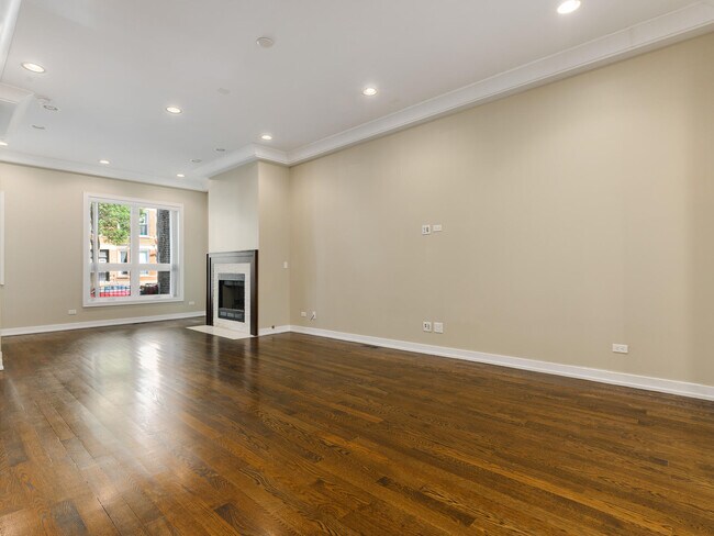 Building Photo - 844 N Damen Ave