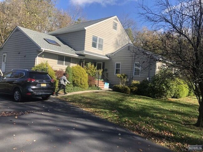 Foto del edificio - 265 Demarest Ave
