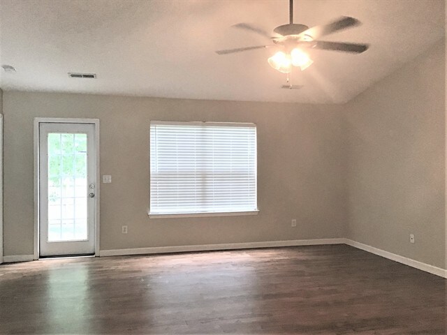 Foto del edificio - 411 Revis Creek Ct