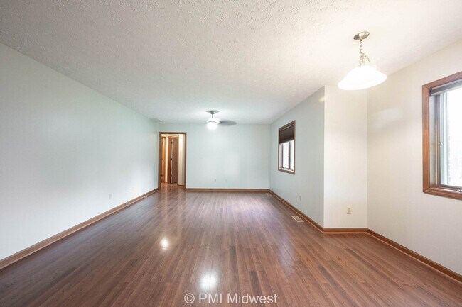Building Photo - 406 E Tulip Dr