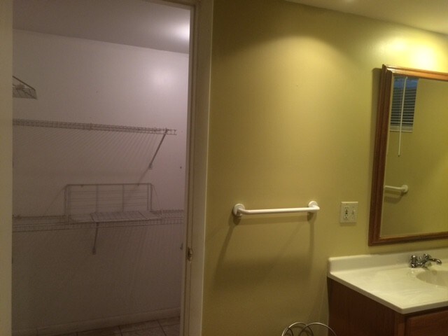 Baño y Área de almacenaje - 104 NW Briarcliff Rd