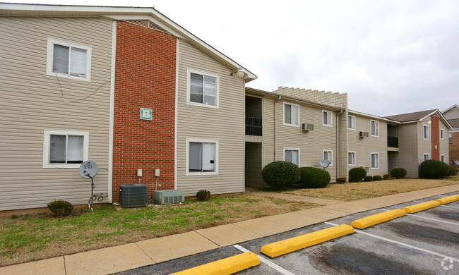 Building Photo - Oaks Apartments