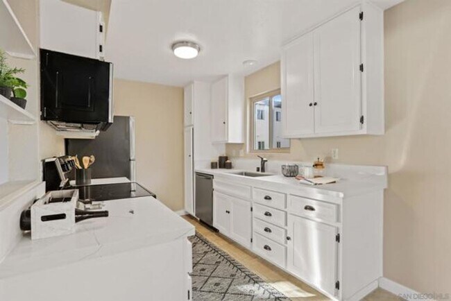 Building Photo - 2 bedroom/2 bath unit, Available Now