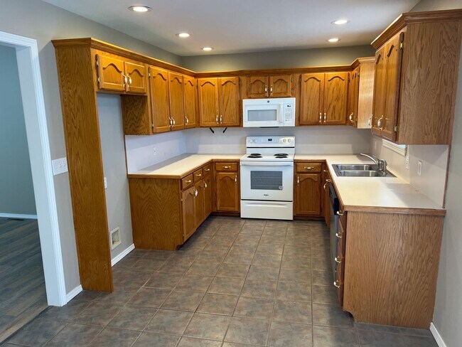Building Photo - Republic Schools! 3 Bedrooms! 2 Baths! $1395