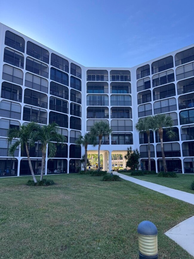 Building Photo - 1629 Riverview Rd