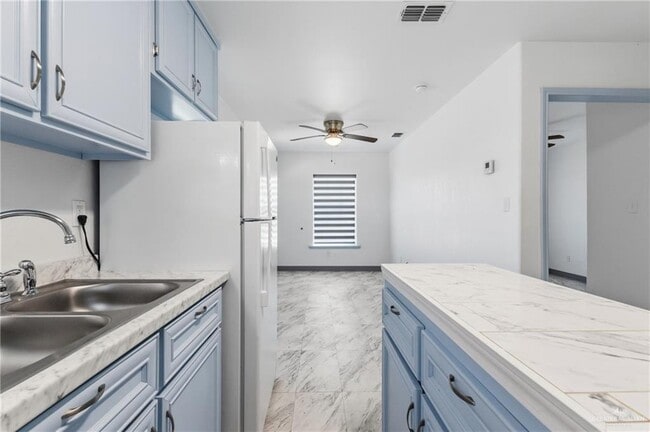 Building Photo - 14 Ash St