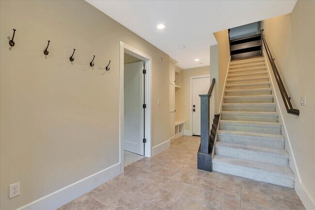 Foto del edificio - Beautiful Tri-Level 4 bedroom, 3.5 Bathroom, 2,150 SqFt Home in Downtown Campbell!