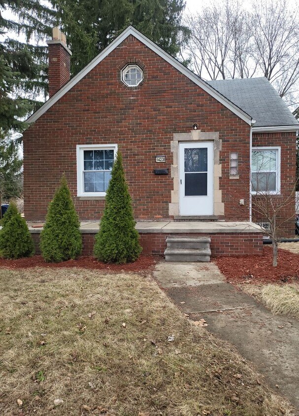 Primary Photo - Beautiful 3 Bedroom bungalow in very desir...