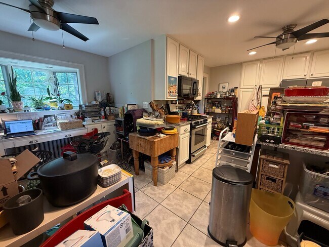 Building Photo - 2425 Demington Dr
