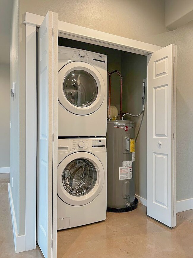 Building Photo - Pet Friendly 2 bed/ 2 bath unit at Soldier Ridge!