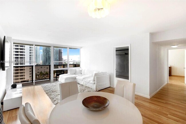 Foto del edificio - 600 NE 36th St