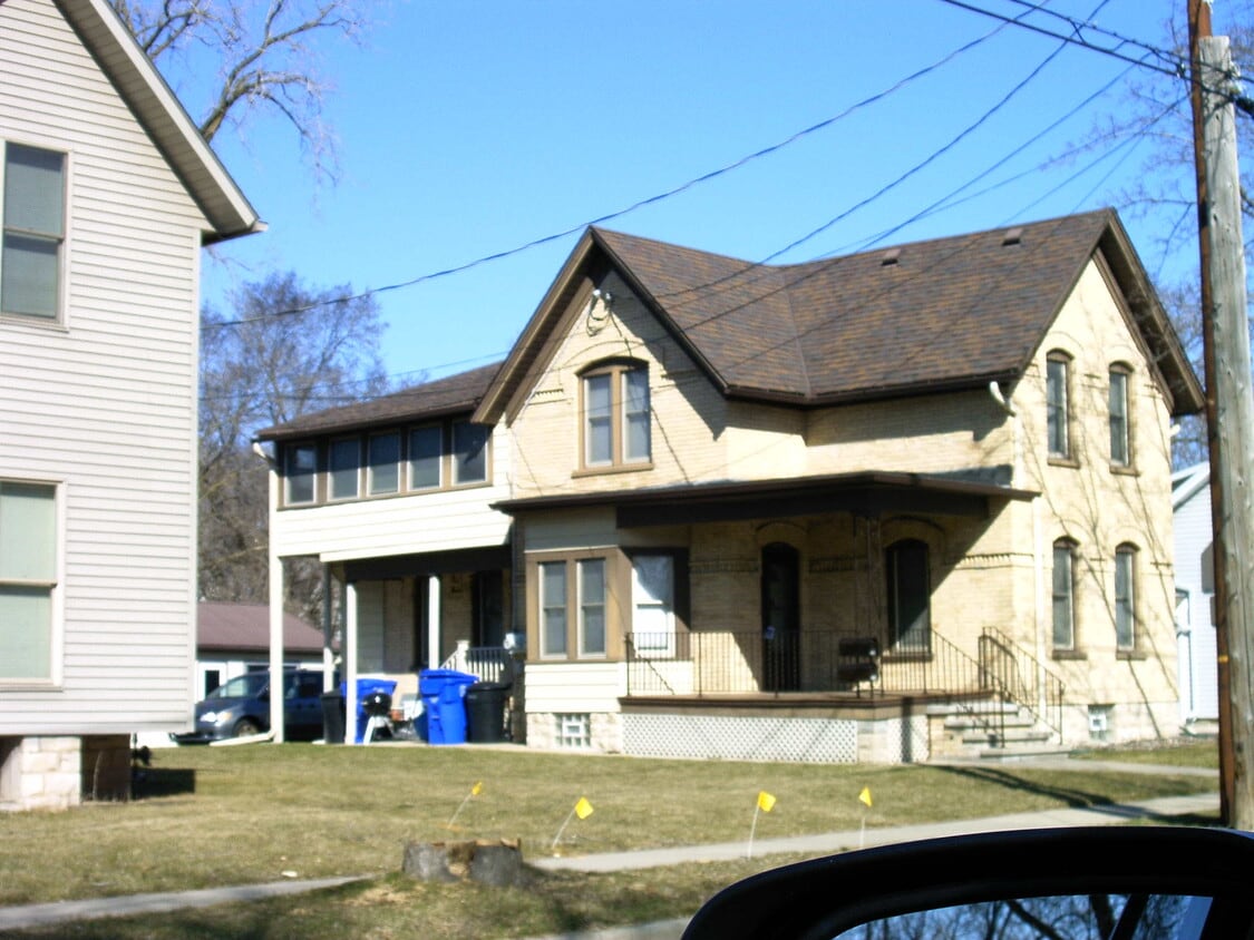 side - 903 N Division St