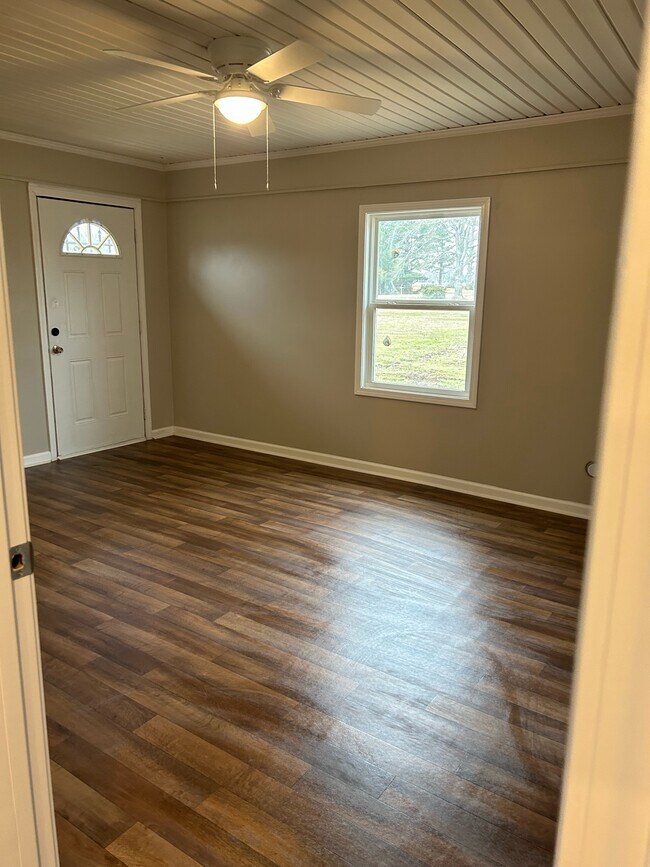 Foto del edificio - 807 Salmon Rd