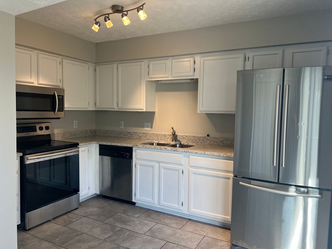 3-Level End-Unit Townhome Near I-24 & Tanger Outlets – Basement Suite & Community Pool - 3-Level End-Unit Townhome Near I-24 & Tanger Outlets – Basement Suite & Community Pool